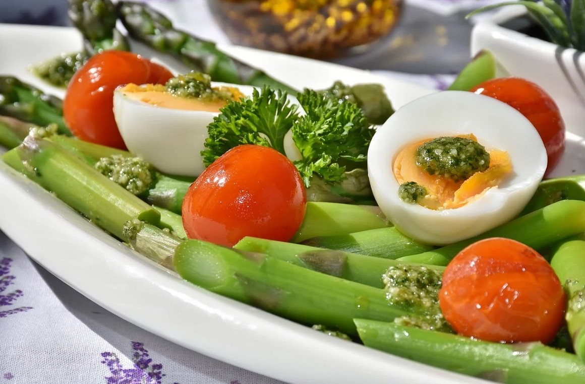 salata od špargli i jaja