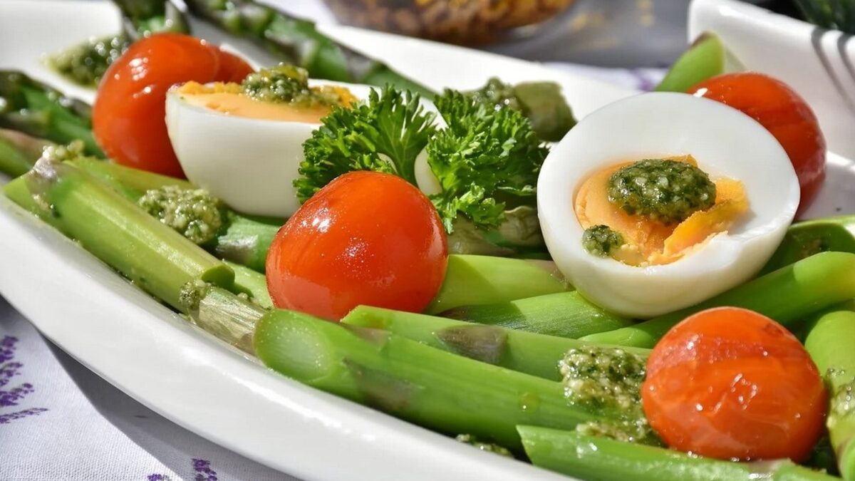 SALATA OD ŠPARGLI I JAJA