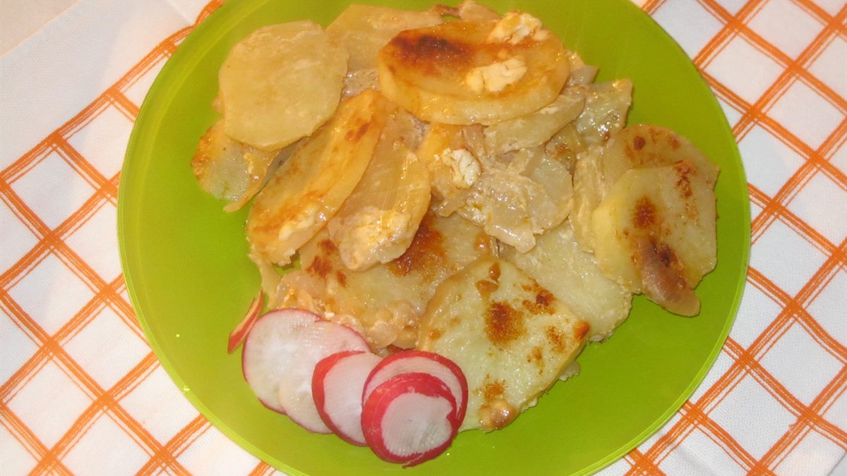ZAPEČENI KROMPIR SA LUKOM I PIVOM