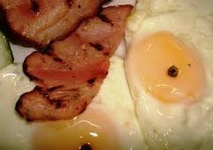 JAJA ”NA OKO” SA SLANINOM