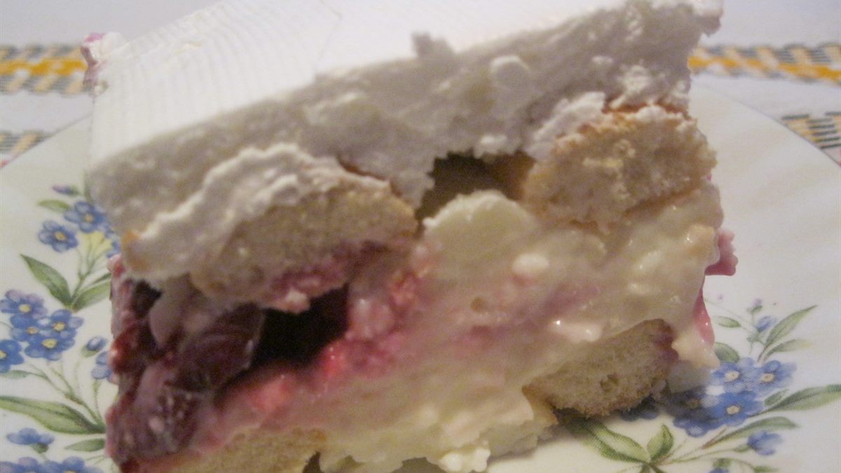 KOLAČ OD PIŠKOTA SA VIŠNjAMA