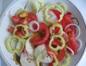 MEŠANA SALATA OD SVEŽEG POVRĆA