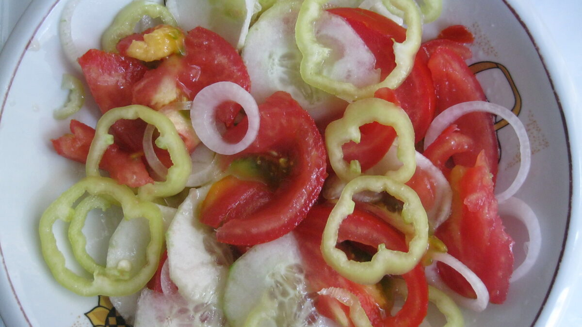 MEŠANA SALATA OD SVEŽEG POVRĆA
