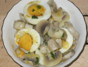 SALATA SA ŠAMPINjONIMA I JAJIMA