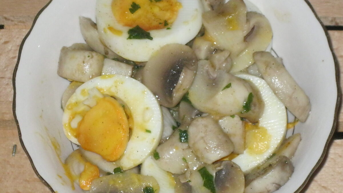 SALATA SA ŠAMPINjONIMA I JAJIMA