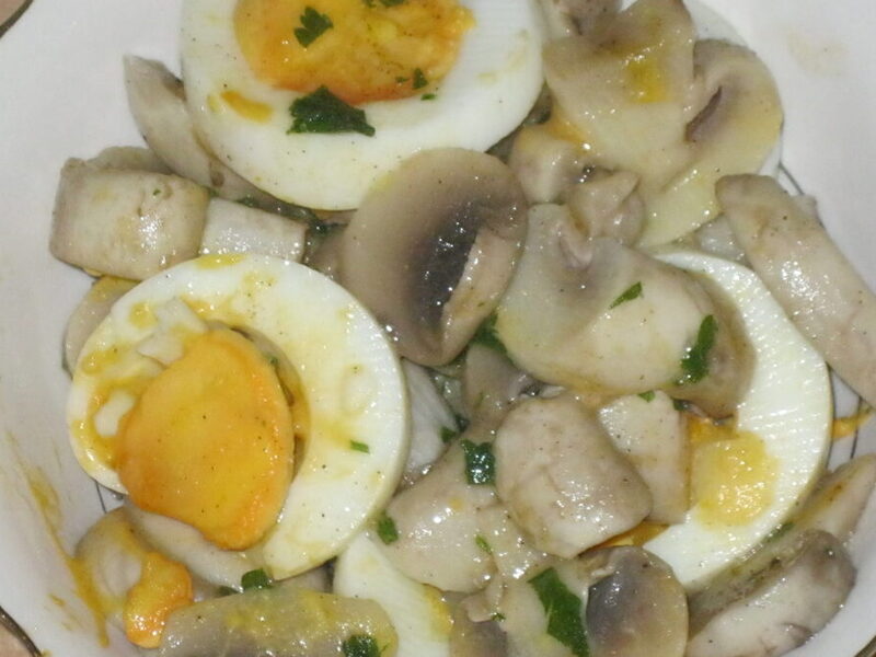 SALATA SA ŠAMPINjONIMA I JAJIMA