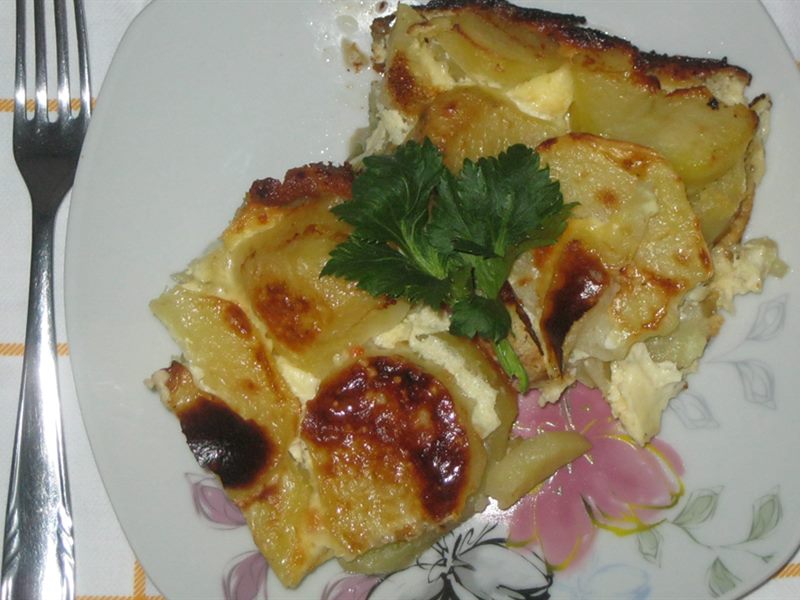 ZAPEČENI KROMPIR SA PRAZILUKOM