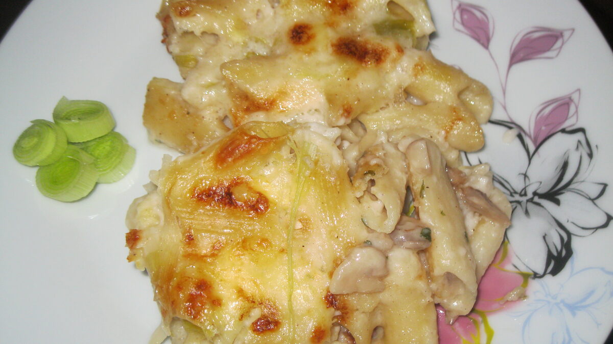 ZAPEČENE MAKARONE SA PRAZILUKOM I SIROM