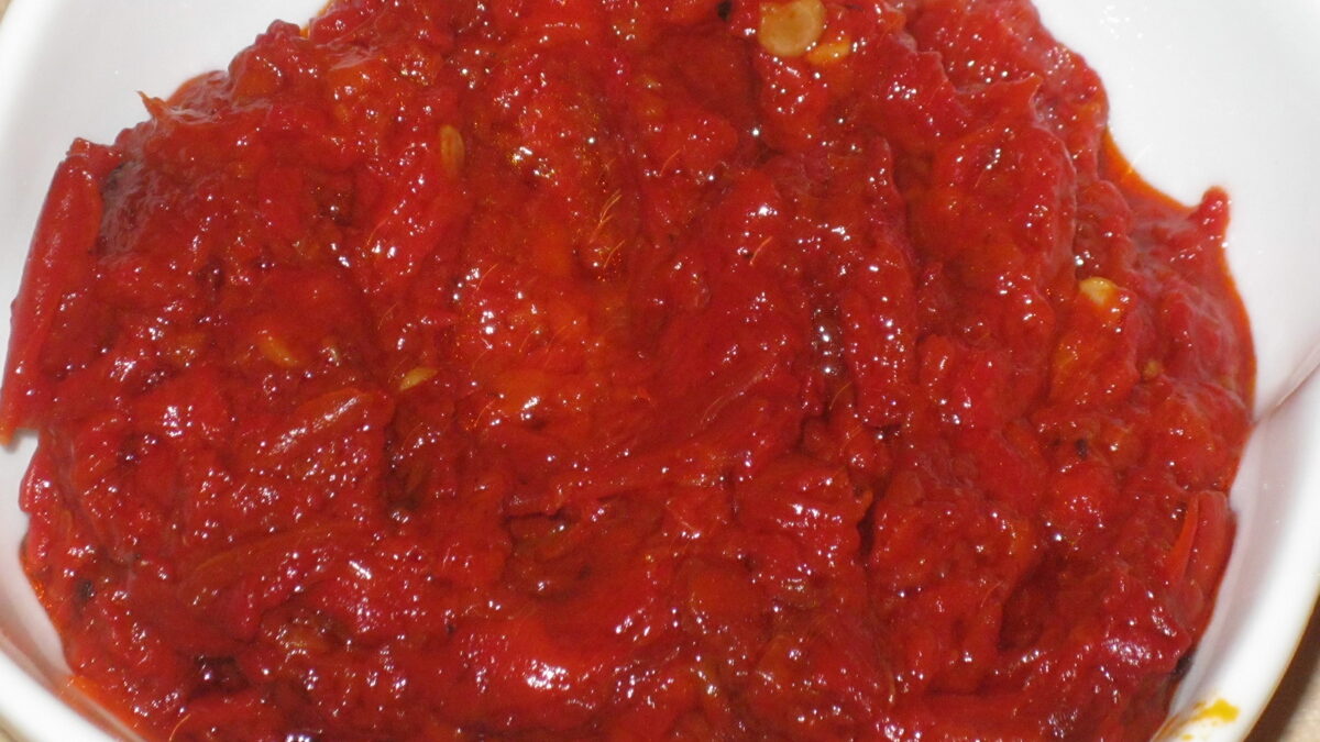 AJVAR OD NEPEČENIH PAPRIKA