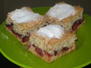 KOLAČ OD DVA TESTA SA ŠLjIVAMA