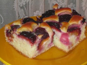 KOLAČ OD KISELOG TESTA SA ŠLjIVAMA
