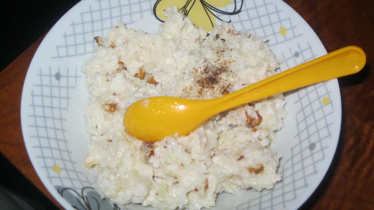 SALATA OD KUPUSA SA ORASIMA